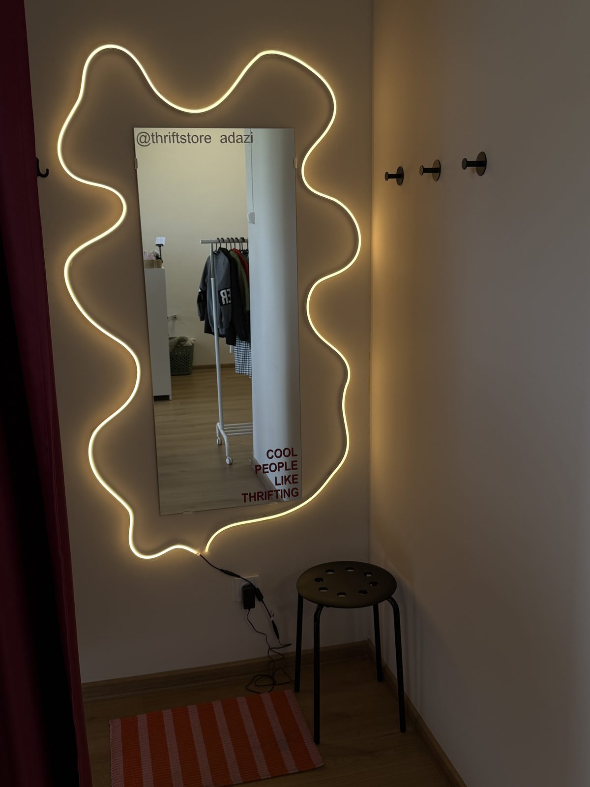 Pielaikošanas telpa ar izgaismotu spoguli THRIFT. veikalā Ādažos.