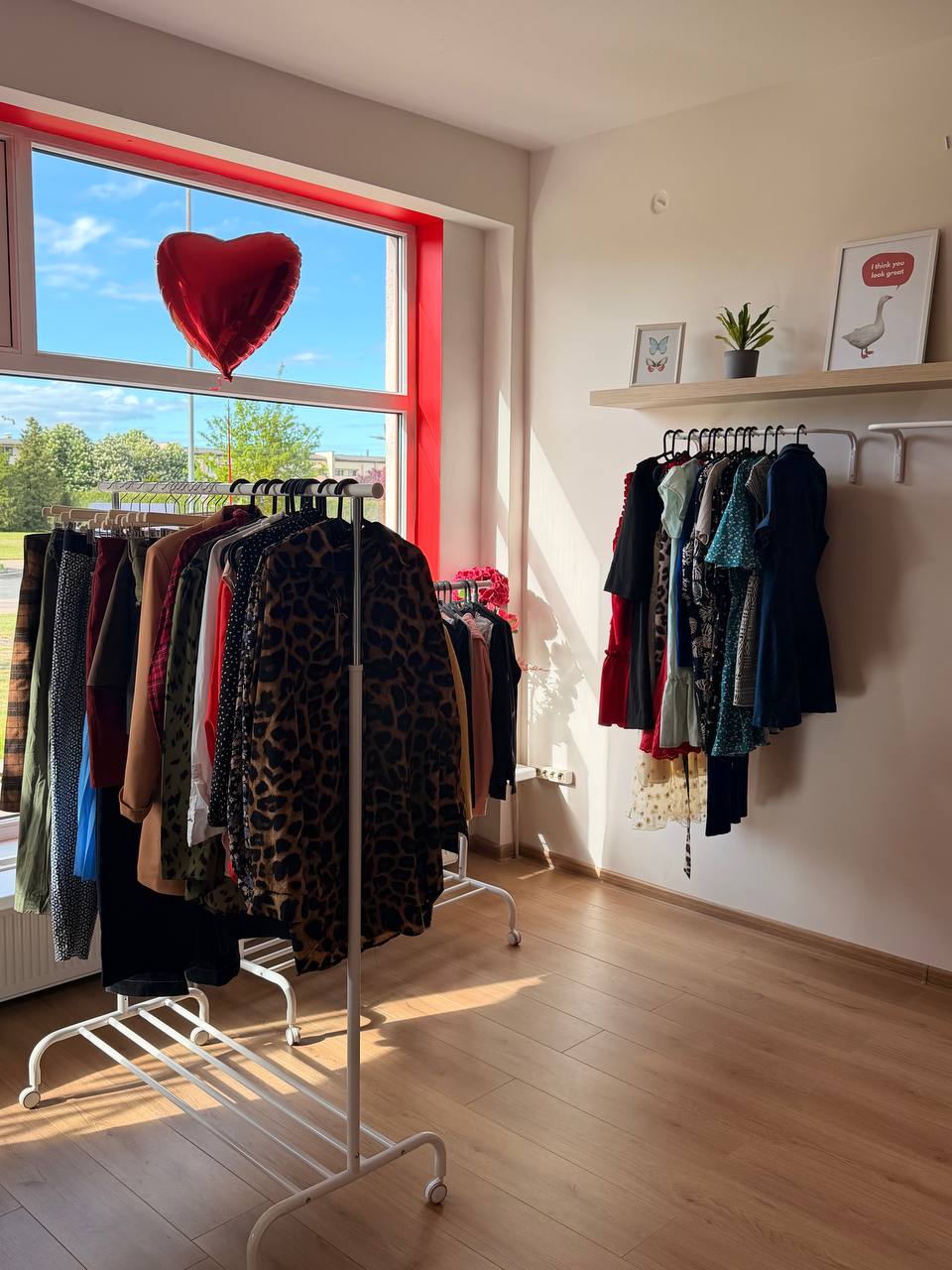THRIFT. lietoto apģērbu veikala interjers Ādažos.